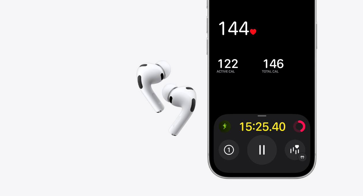 AirPods Pro 3, brancos, e metade inferior do ecrã do iPhone 17 Pro com a app Fitness e a deteção de frequência cardíaca