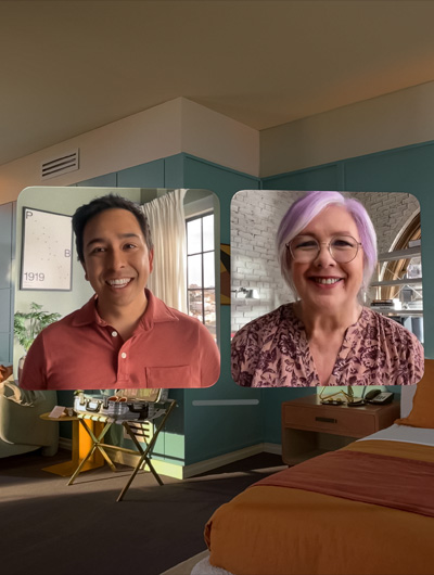 Zwei FaceTime Fenster schweben nebeneinander im Raum, jedes zeigt eine andere Person