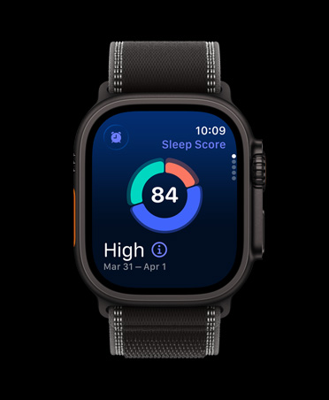 Apple Watch Ultra 3 com caixa em titânio preto, ecrã a mostrar um gráfico circular com a Classificação do sono, bracelete Loop Trail preto/carvão