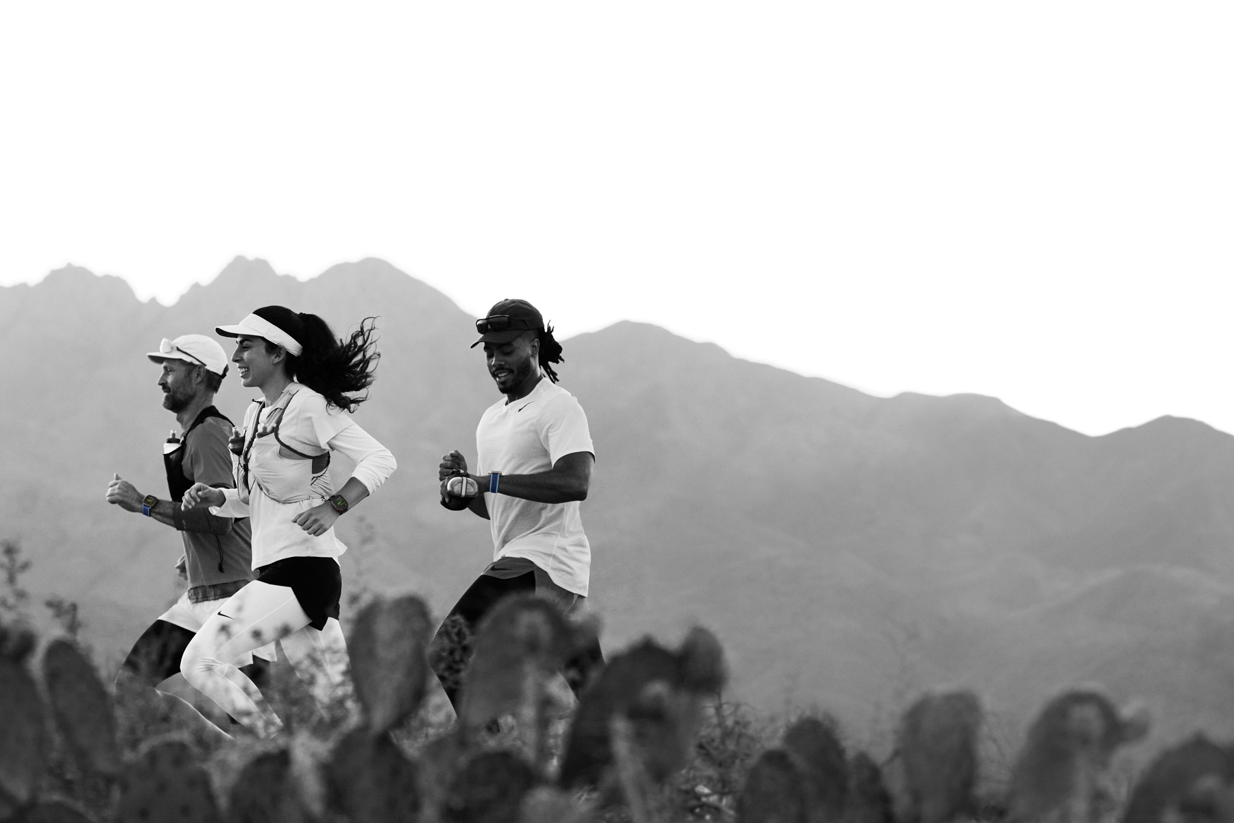 Atletas a correr num trilho no deserto a acompanhar o treino no Apple Watch Ultra 3