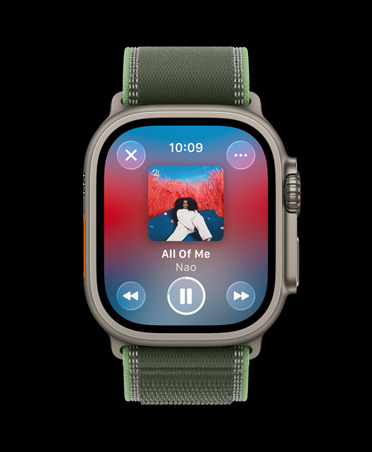 Apple Watch Ultra 3 com caixa em titânio natural, Apple Music, playlist de treino, controlos, música anterior, música seguinte, pausar, Loop Trail verde/néon