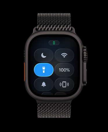 Apple Watch Ultra 3 com caixa em titânio natural, Central de controlo, botão Lanterna, Loop milanesa em titânio preta