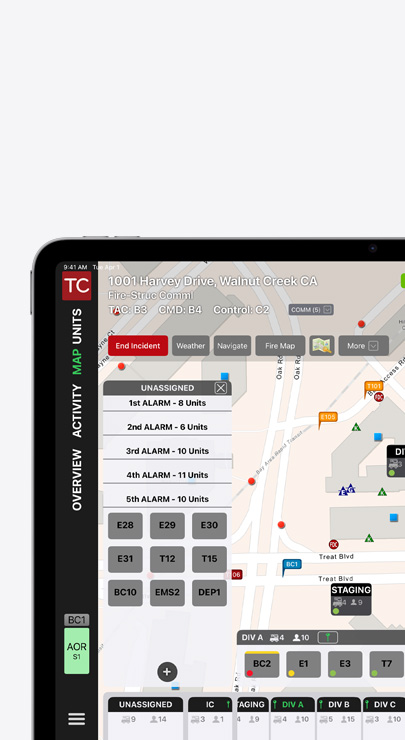 Un iPad affiche une interface de commande d'incident avec une carte communautaire des routes et des bâtiments, ainsi que des affectations d'alarme d'urgence.