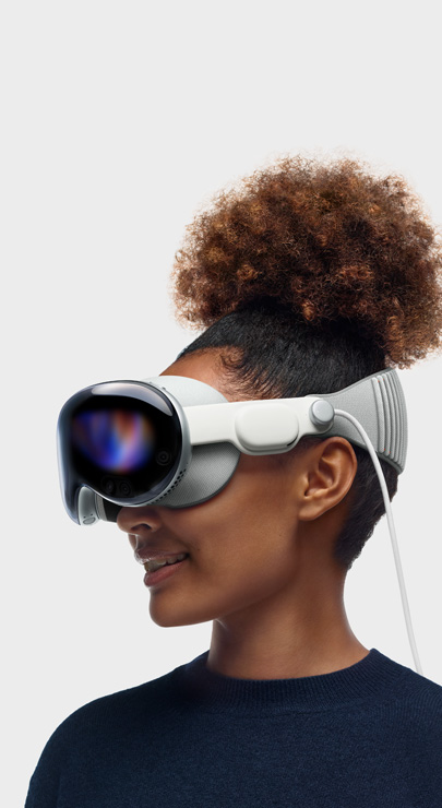 Une employée porte l’Apple Vision Pro et sourit en regardant du contenu