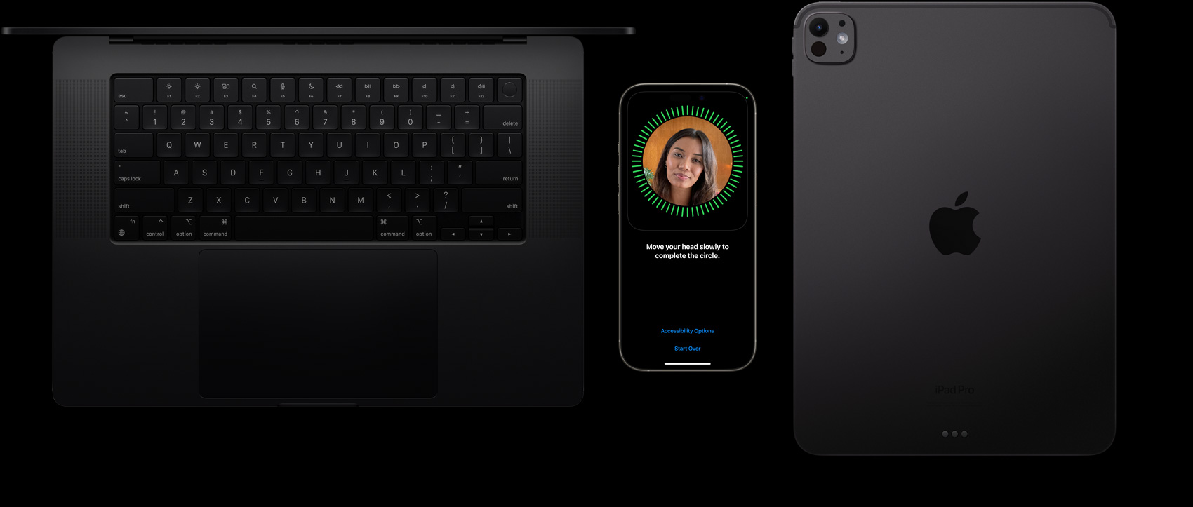 Un MacBook noir sidéral, un iPhone en titane naturel et un iPad noir sidéral sont côte à côte, avec l’interface de configuration Face ID affichée sur l’iPhone