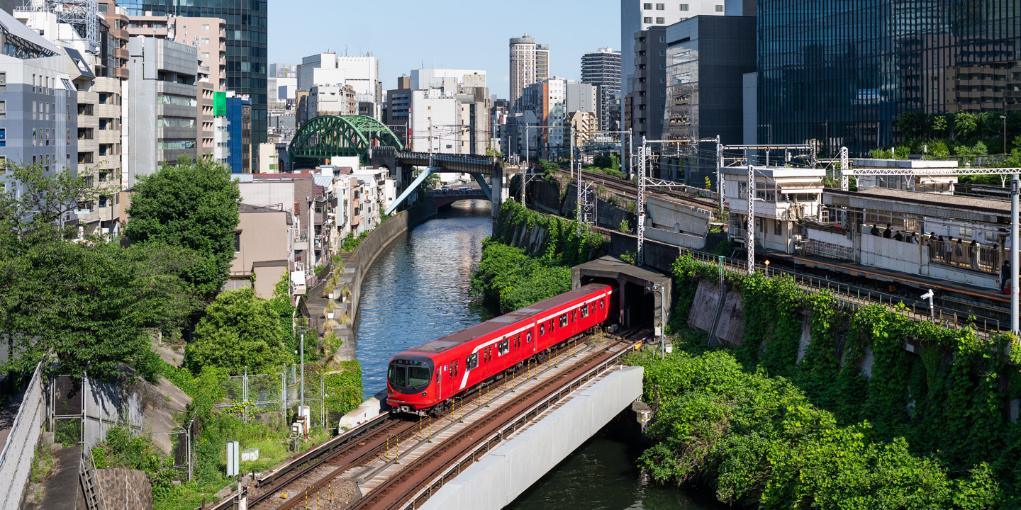 Một số hình ảnh về Tokyo Metro, với các chuyến tàu đang băng qua những cây cầu, hoạt động vận hành hàng ngày và công tác bảo trì.