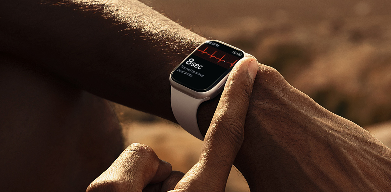 Eine Person, die mit der EKG App der Apple Watch ein EKG macht.