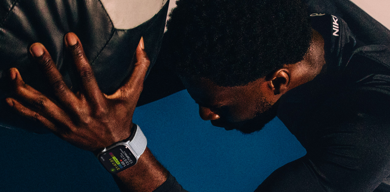 Ein Mann, der mit der Apple Watch trainiert.