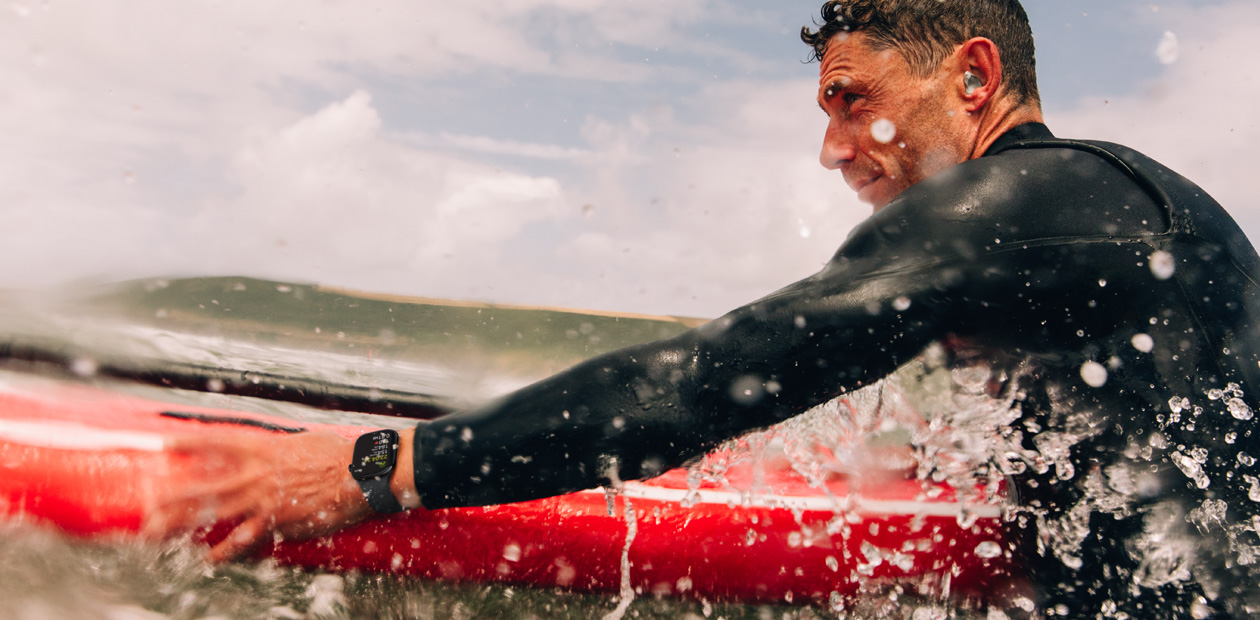 Ein Mann, der mit seiner Apple Watch surft.