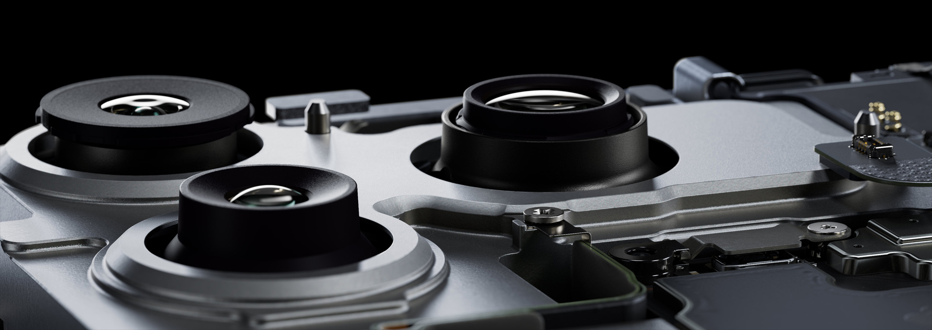 Componenti interni di iPhone 17 Pro, con sistema di fotocamere Pro Fusion da 48MP, fotocamera principale Fusion da 48MP, ultra‑grandangolo Fusion da 48MP, teleobiettivo Fusion da 48MP