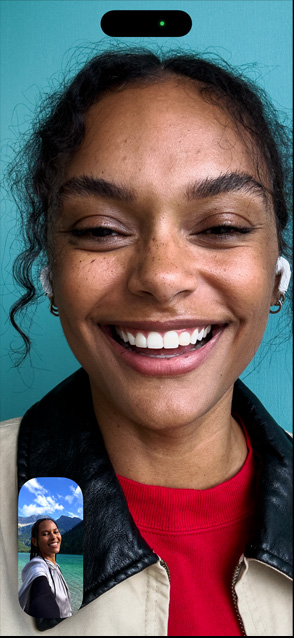 Un iPhone 17 Pro con una schermata che mostra la funzione Inquadratura automatica per i video