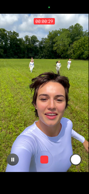 Display di un iPhone 17 Pro mentre registra il video di una persona che corre e mostra la funzione Video ultrastabilizzato