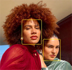 Funzione Inquadratura automatica per le foto in uso, mentre evidenzia i volti delle persone