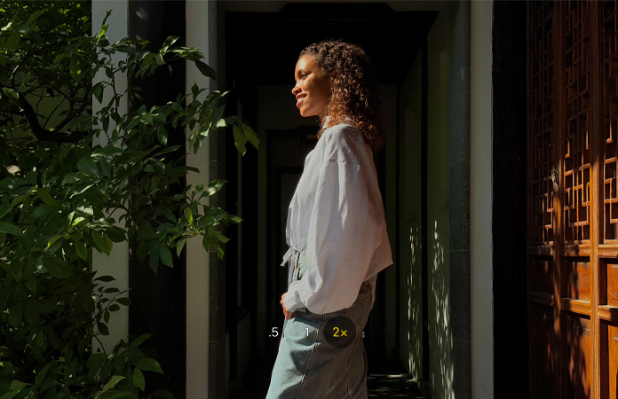 Imagem de uma mulher com a Teleobjetiva a 2x