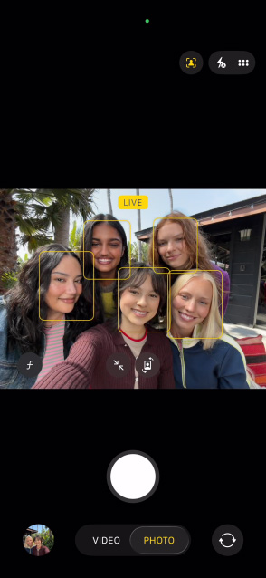 Vista frontal do ecrã do iPhone 17, a mostrar o Enquadramento central para fotografias com uma selfie de grupo