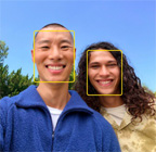 Die verwendete Funktion für die automatische Ausrichtung in Fotos hebt die Gesichter von Personen hervor