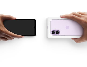 Hände tauschen Smartphones, links ist ein Android ohne Verpackung, rechts ein neues iPhone 17 im Karton