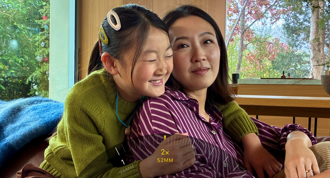 Fonctionnalité Téléobjectif 2x en cours d’utilisation, zoom sur deux personnes enlacées