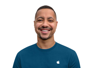 Samimi bir şekilde gülümseyen Apple Uzmanı