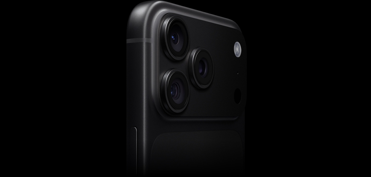Siyah renkte iPhone 18 Pro, açılı, arkadan kısmi dış görünüm, odakta Pro Fusion kamera sistemi var