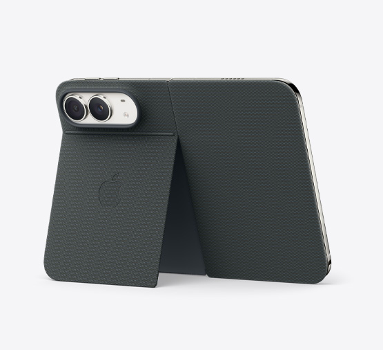 iPhone Duo, Yıldız Rengi, Kum Beji Silikon Kılıf takılı, yatay pozisyonda, tam açık ve yatay pozisyonda, sol üstte Dual Fusion kameralar, kılıf arka dış yüzeyi ve ön ekranın dış kenarlarını kapatıyor, sağ taraftaki dış ekranda bulutlarla kaplı mavi gökyüzünün altında duran bir kişinin görseli yer alıyor