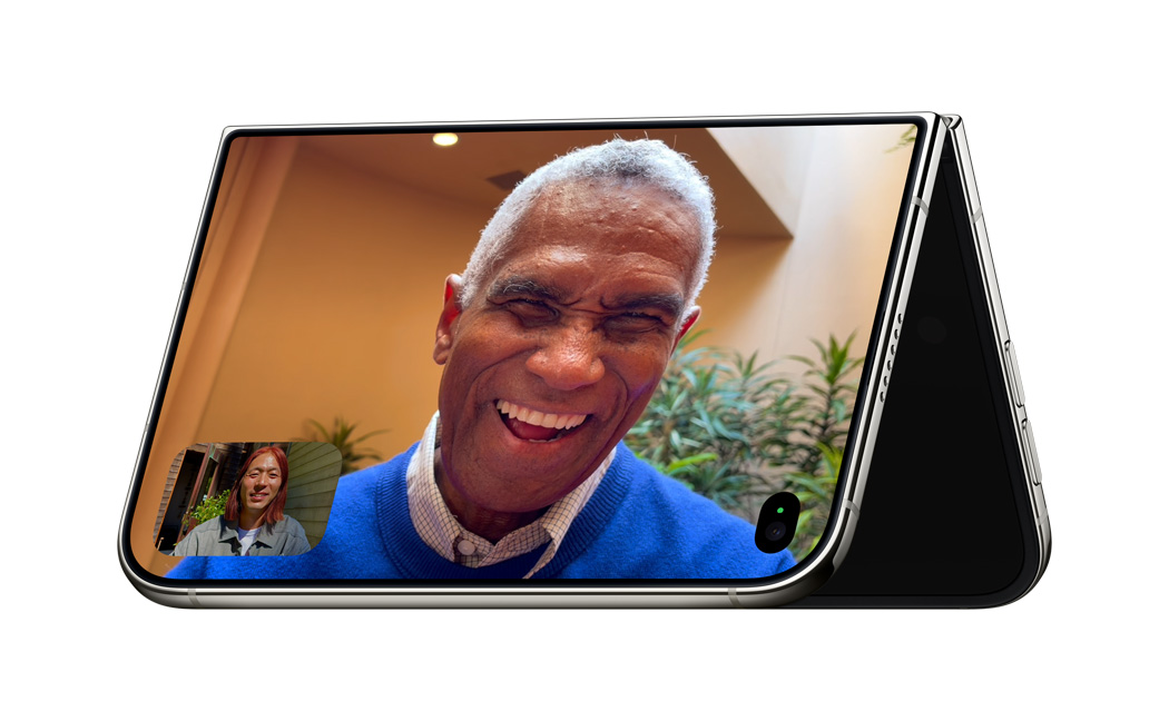 iPhone Duo, kenarları üzerinde ters V şeklinde duruyor, dışa dönük ekranında Bekleme Modu ve FaceTime uygulaması açık