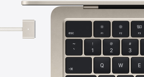 MacBook Air en finition lumière stellaire avec câble MagSafe assorti