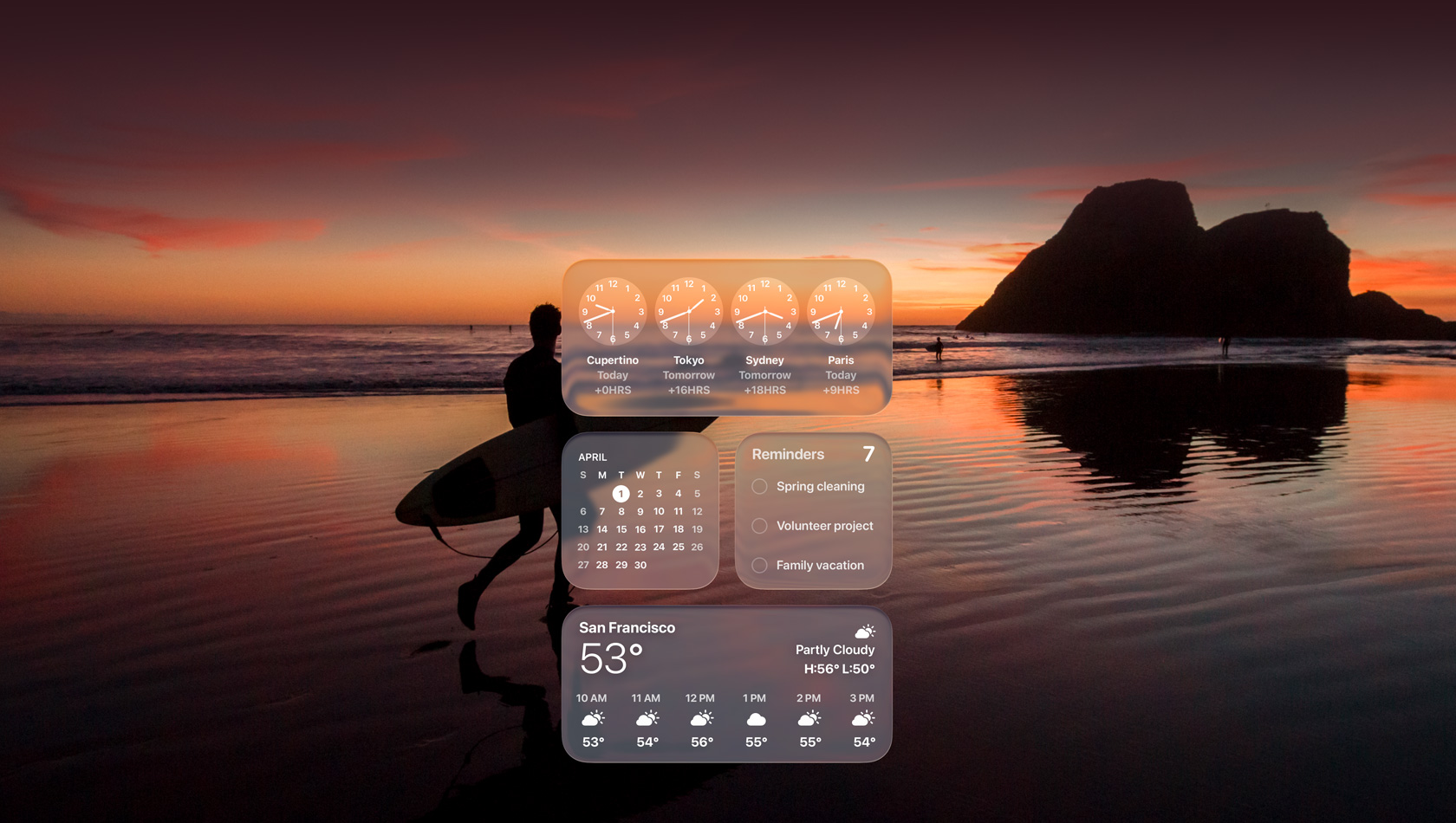 Widgets Relógio, Calendário, Lembretes e Meteorologia em Liquid Glass sobre uma imagem de um surfista a caminhar na praia ao pôr do sol