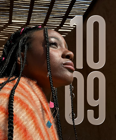 Fotografia de uma pessoa à esquerda, números de hora transparentes empilhados à direita, atrás da pessoa, evidenciando o mostrador Fotografias