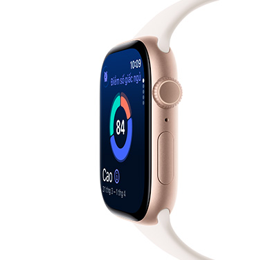 Mặt bên của Apple Watch Series 11 vỏ nhôm màu Vàng Hồng với điểm số giấc ngủ và các dữ liệu động khác hiển thị trên màn hình.